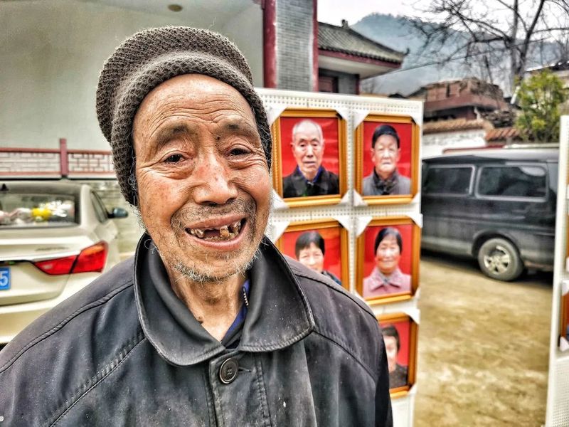 Chinese elder in tears as he views exhibition of portraits