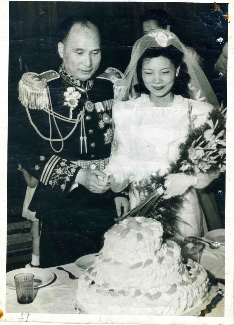 A wedding photo of Tianjin mayor Du Jianshi and his student Zeng Luosheng