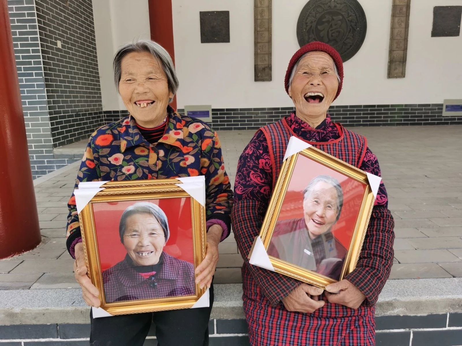 13 老人们和自己的遗照