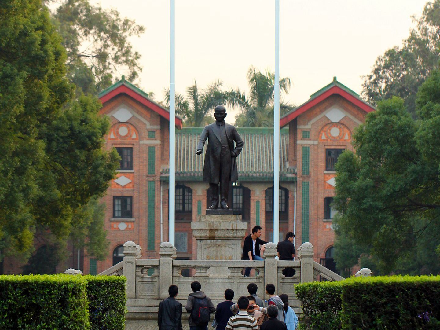 1440px-中山大学孙中山铜像