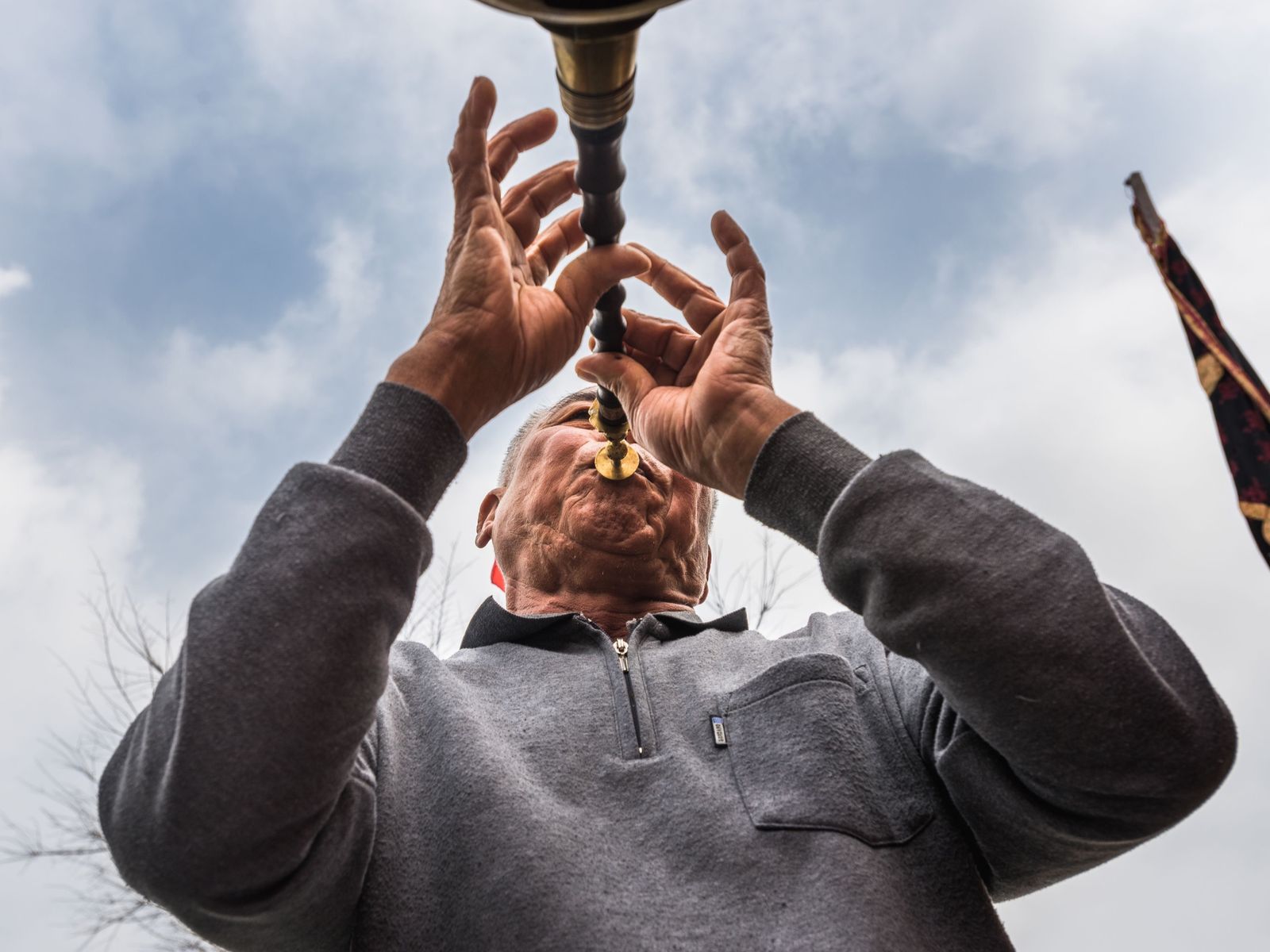 2014正月初四，中国农村迎财神的传统喜日，广东顺德杏坛镇北水村老村民吹起唢呐，呼唤村民快快出门迎财神-黄瑞德