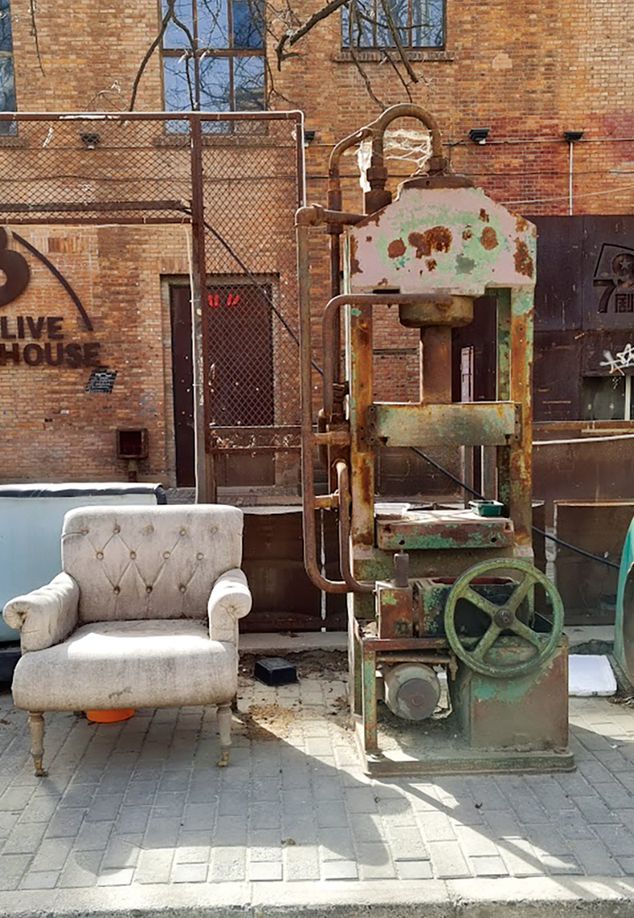 Old furniture and machinery become art exhibitions themselves when displayed in the open at 798