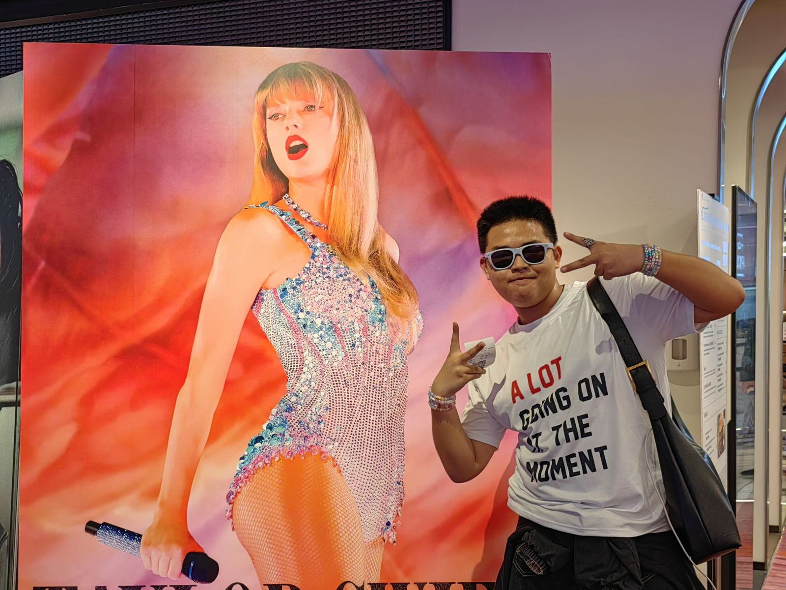 Taylor Swift - 2023年11月 独自去香港看大电影