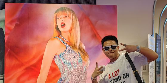 Taylor Swift - 2023年11月 独自去香港看大电影