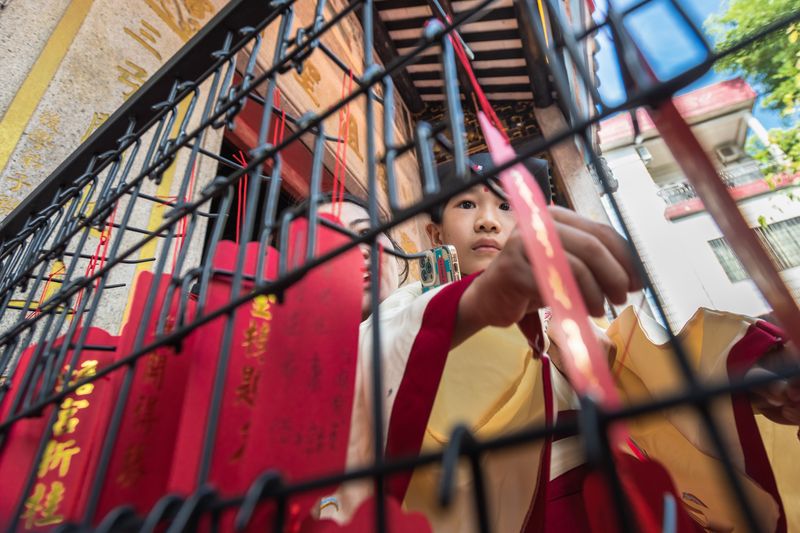 Students also write their wishes on pendants and hang them in the temple