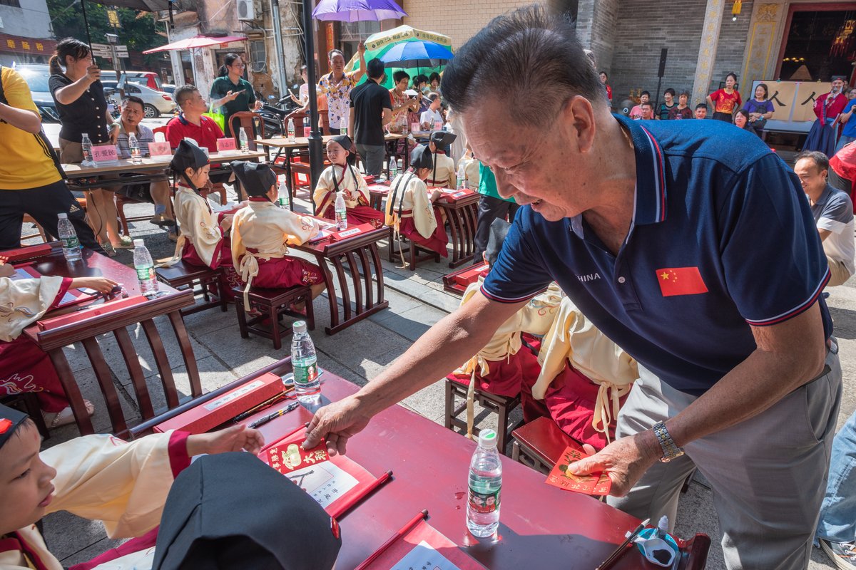 Seniors in the village give students hongbao (“red envelopes”) to celebrate their successful “first writing”