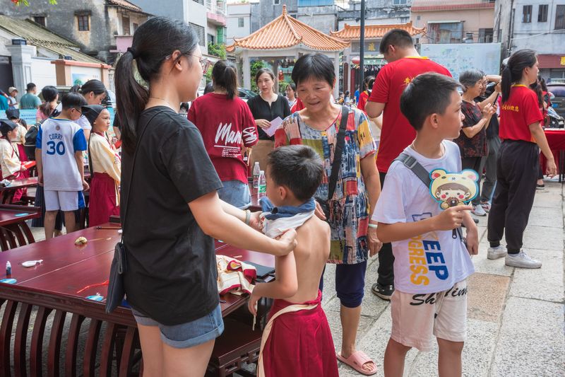 After the event, many families will return home to eat a banquet and celebrate further