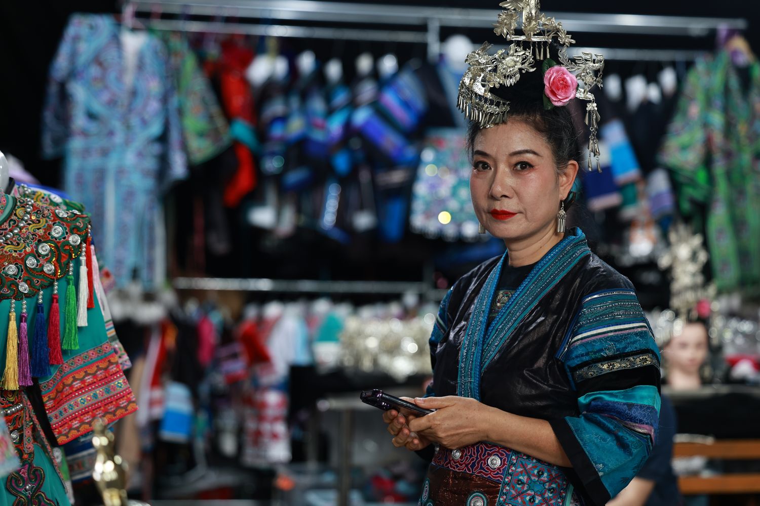 Many models also run shops selling costumes and handicrafts at the market near the runway stage