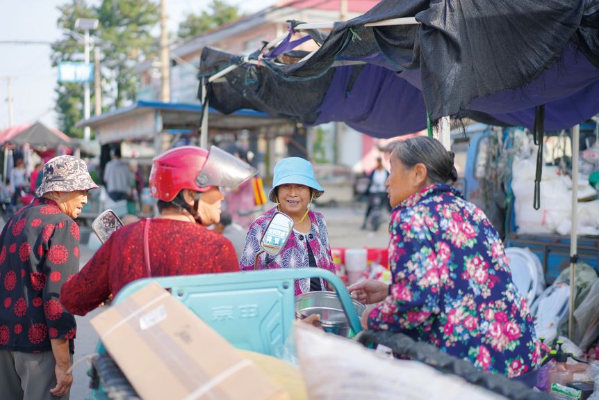 Shandong’s markets are social occasions such as these old Shandong women chatting away