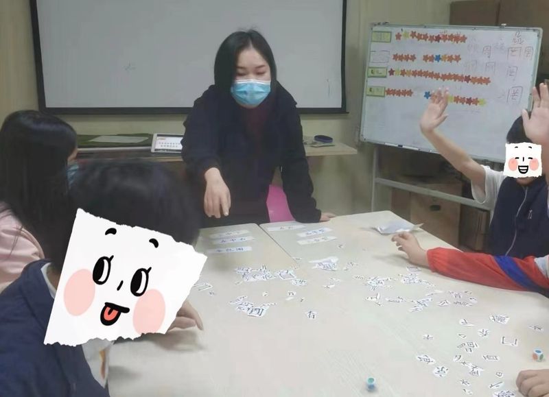 A training class, a Chinese character game I designed, which classifies the characters by their font structure. Different font structures are identified by colors that helps with memorizing words