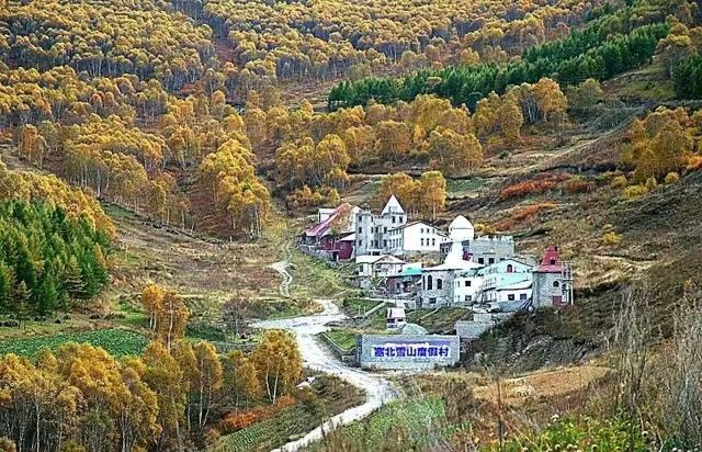 A picture taken in the autumn of a skiing resort in Chong Li county
