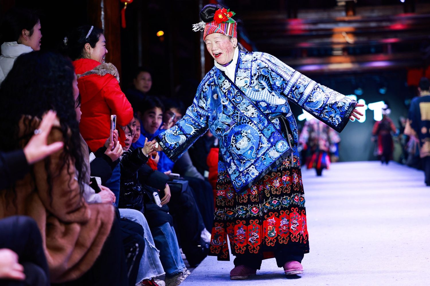 Instead of professional catwalk, the ethnic fashion show encourages participants to showcase their customs naturally and confidently, and to interact with audiences, all contributing to its popularity