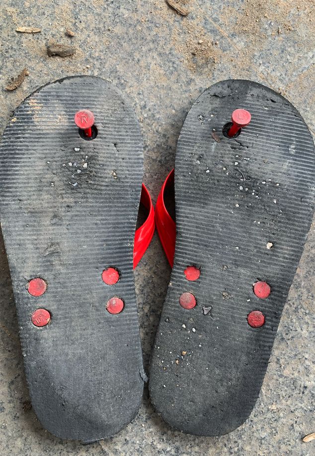 Along the way, the backs of the slippers were filled with tiny stones, and the soles were even pierced by pieces of wire at one point