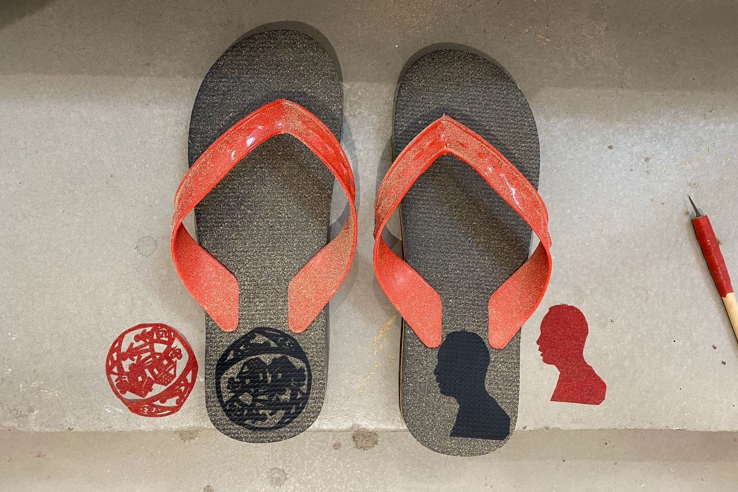 Guo first carved the desired shape from red paper, placed it on the sole, and blew dust over it to create the silhouette effect before carefully removing the paper