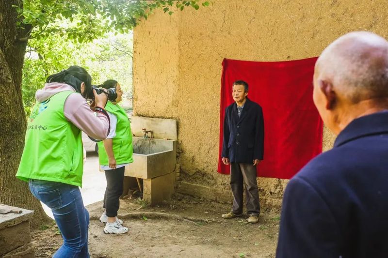 Taking portraits of Chinese elders in a village