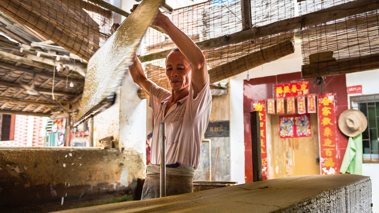 “Invention of Paper”: Traditional methods of making paper, one of China’s “Four Great Inventions” still exist at the grassroots (Jiangmen, Guangdong Province, August 2020)
