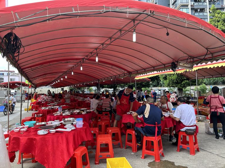 Dongsheng village organizes its 100-plus-table Dragon Boat Banquet outside since the Ancestral Halls that usually host such events are not big enough