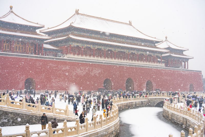 Tourists flocking to the Palace Museum for snow scenes