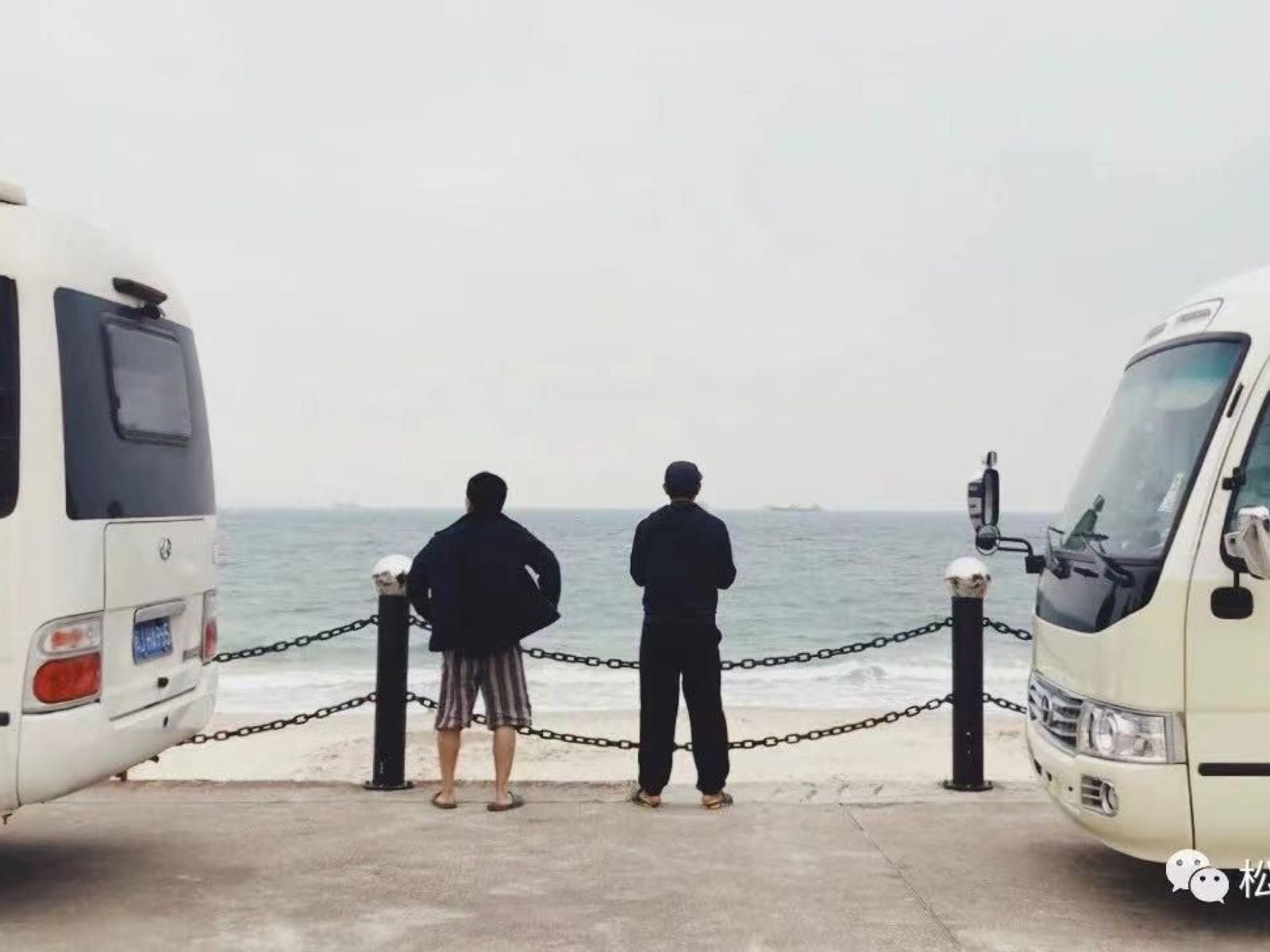 6.罗奇和朋友的房车停在海边