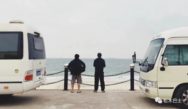 Luo Qi and a friend parking their RV’s near the seaside