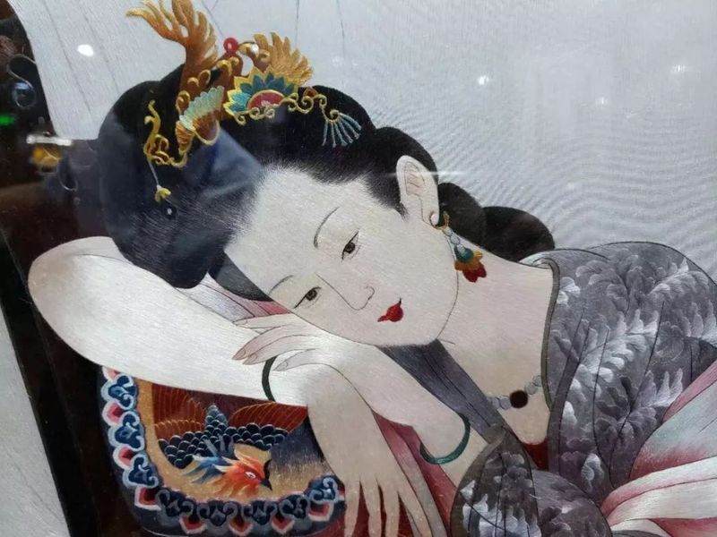 Xiang embroidery woman
