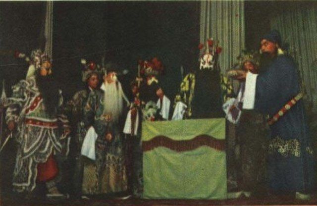 A scene from 渑池之会 being played in the Beijing opera 《将相和》