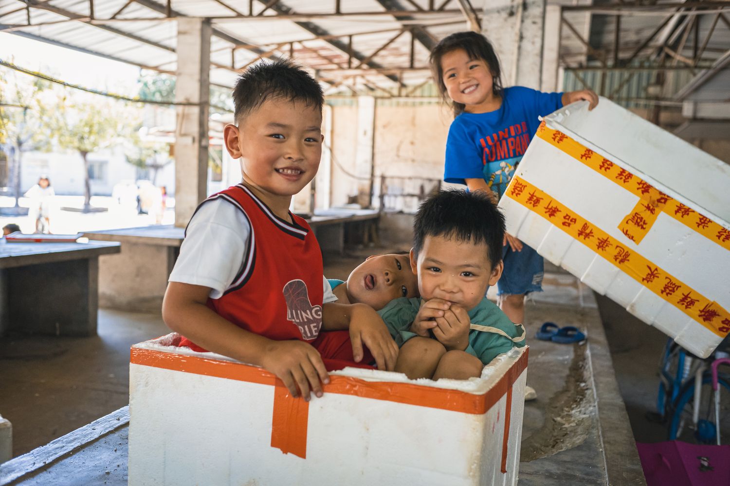 children playing in wet market in china