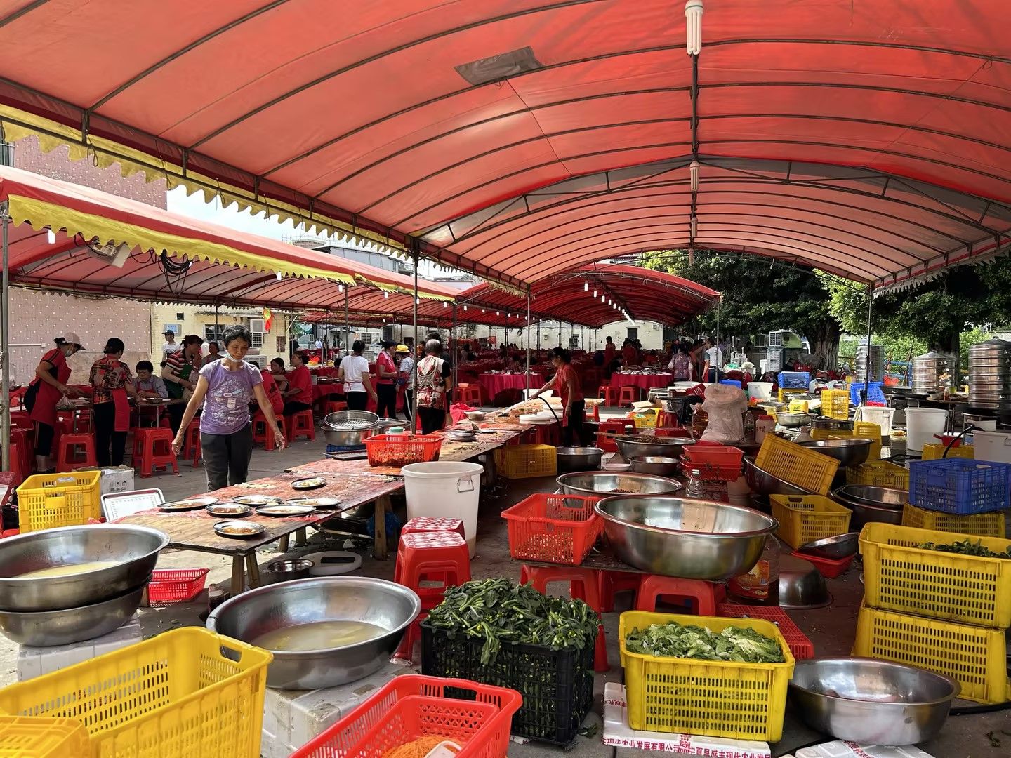 Dongsheng village organizes its 100-plus-table Dragon Boat Banquet outside since the Ancestral Halls that usually host such events are not big enough