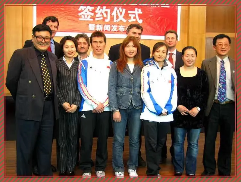 With Italians at a signing ceremony, Guo Jing is at the far right