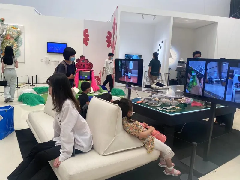 Zou Yaqi at sitting on the sofa of her display space