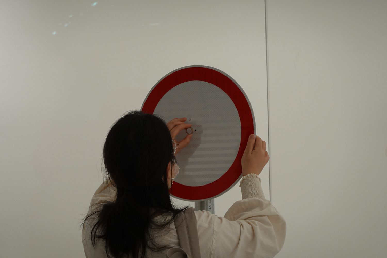 Visitors using the ring-turned-magnifying glass to find the hidden scammer