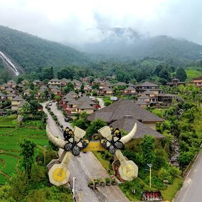 Entrance to Biaoshuiyan Village in Jinping County