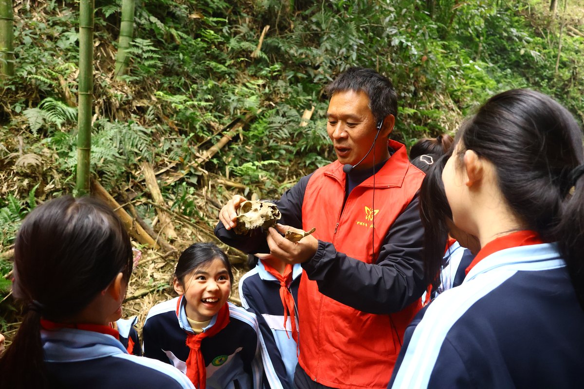 Butterfly expert Yang Zhiwen teaching students in the Butterfly Valley