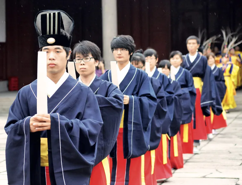 Primary and high school students celebrate the 2,562nd birthday of Confucius in Fujian Province