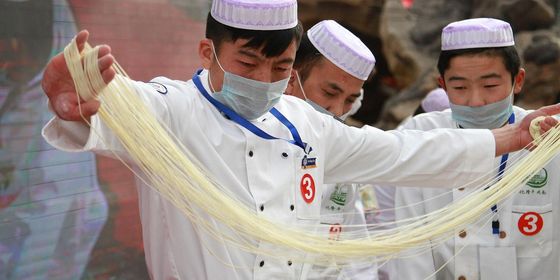 Chef making Lanzhou lamian noodles