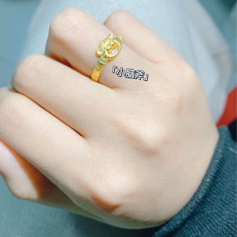 Chen Qianlu showing off the “little tiger” ring she got as part of her wedding gift