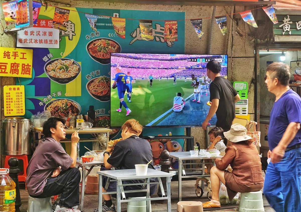 Due to the time difference, many World Cup matches this year kicked off in the early hours of the morning in China, prompting breakfast vendors to set up TVs so customers could watch the games