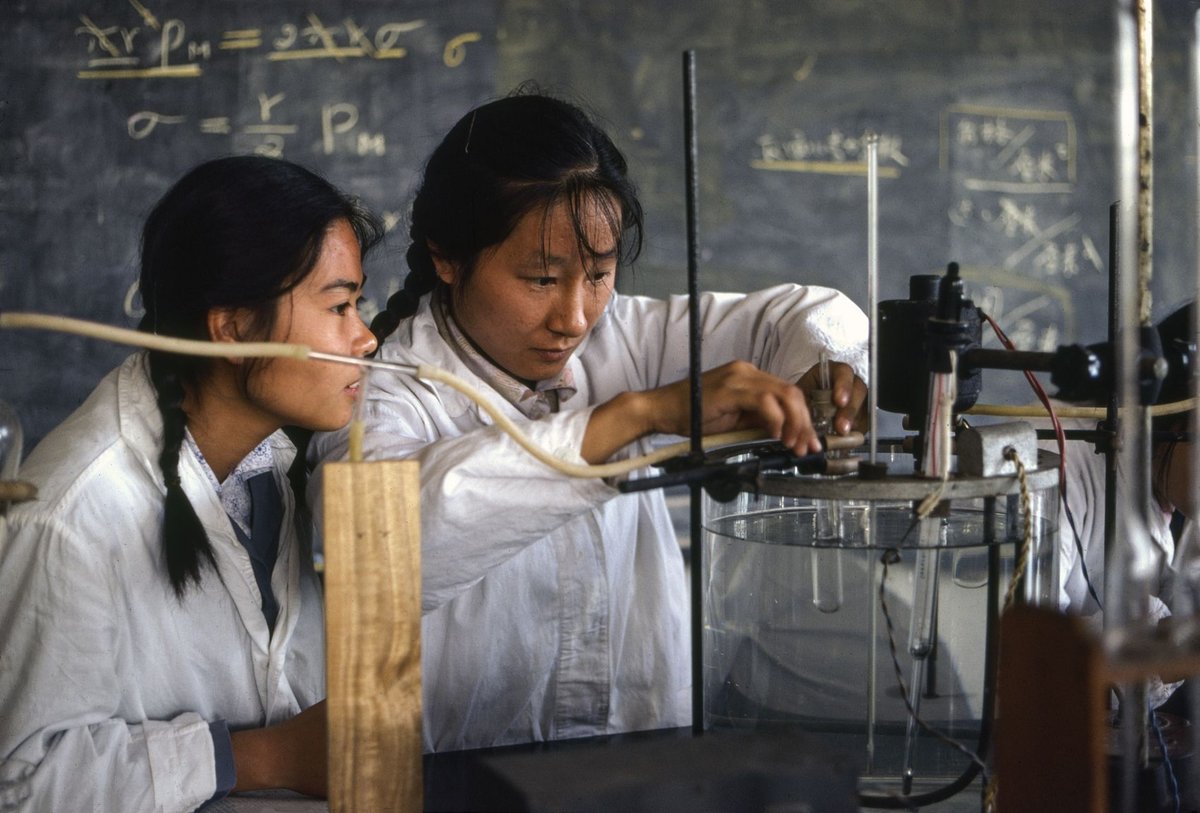 Students conducting experiments in Nanjing College of Pharmacy, the predecessor of China Pharmaceutical University, in 1978,