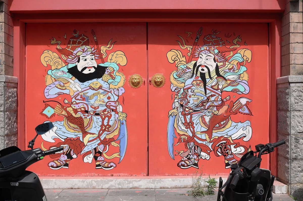 Door god prints and paintings remain ubiquitous in present-day China, originating from the legend of Li Shimin’s guardian generals, Qin Qiong and Yuchi Gong