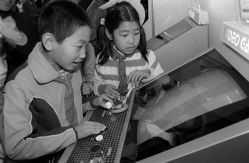 Chinese kids playing video game in Beijing 1986, Chinese gaming literacy and history