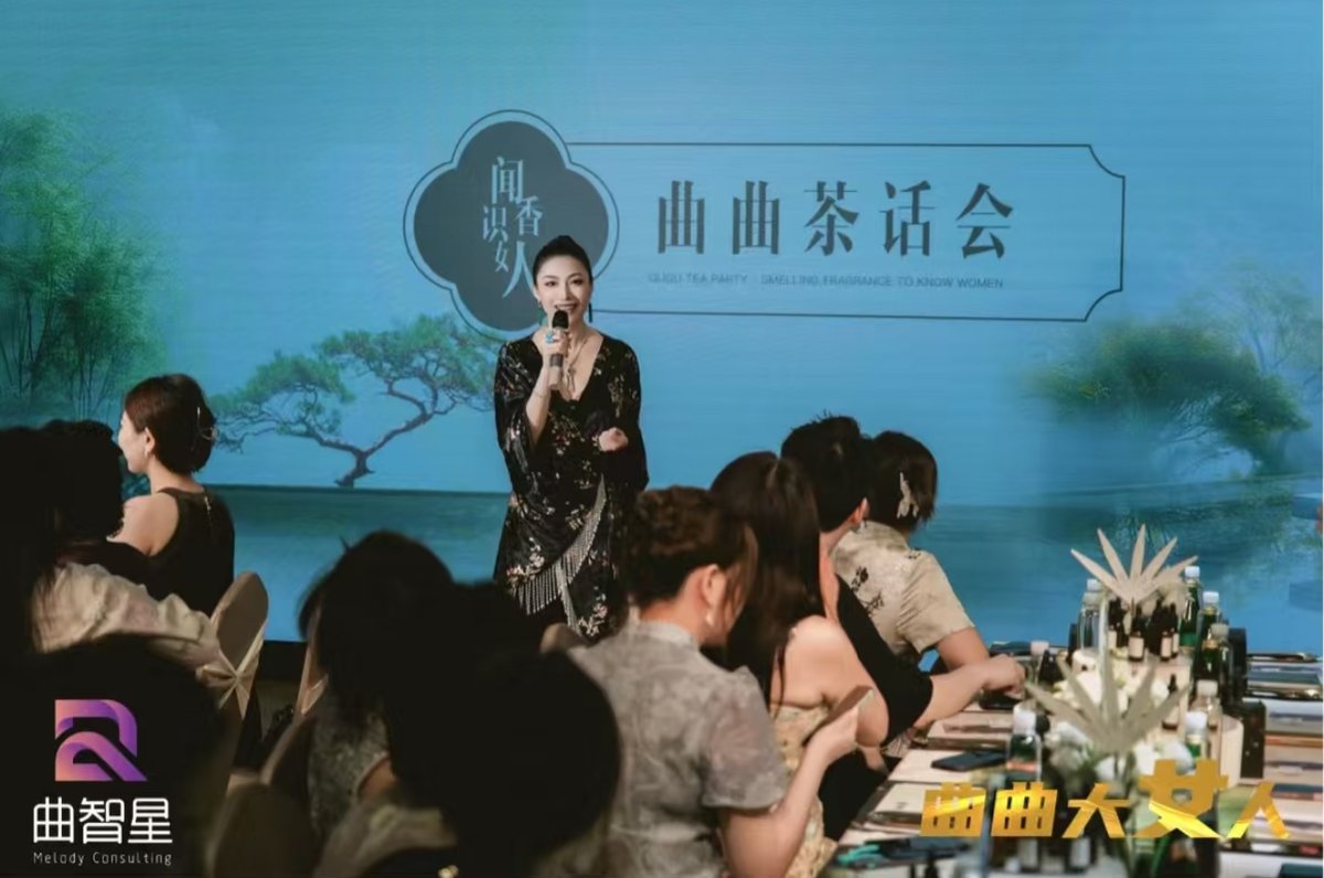 Chinese relationship coach Yue Chuanqu speaking at an offline event in China