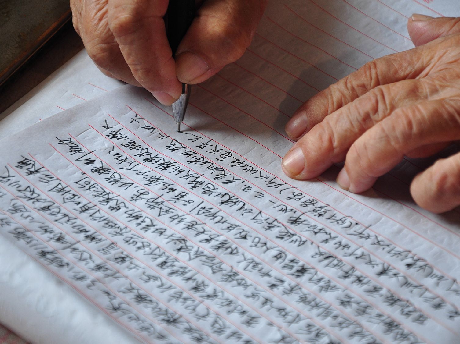 Chinese senior writing memoir_VCG111224921438