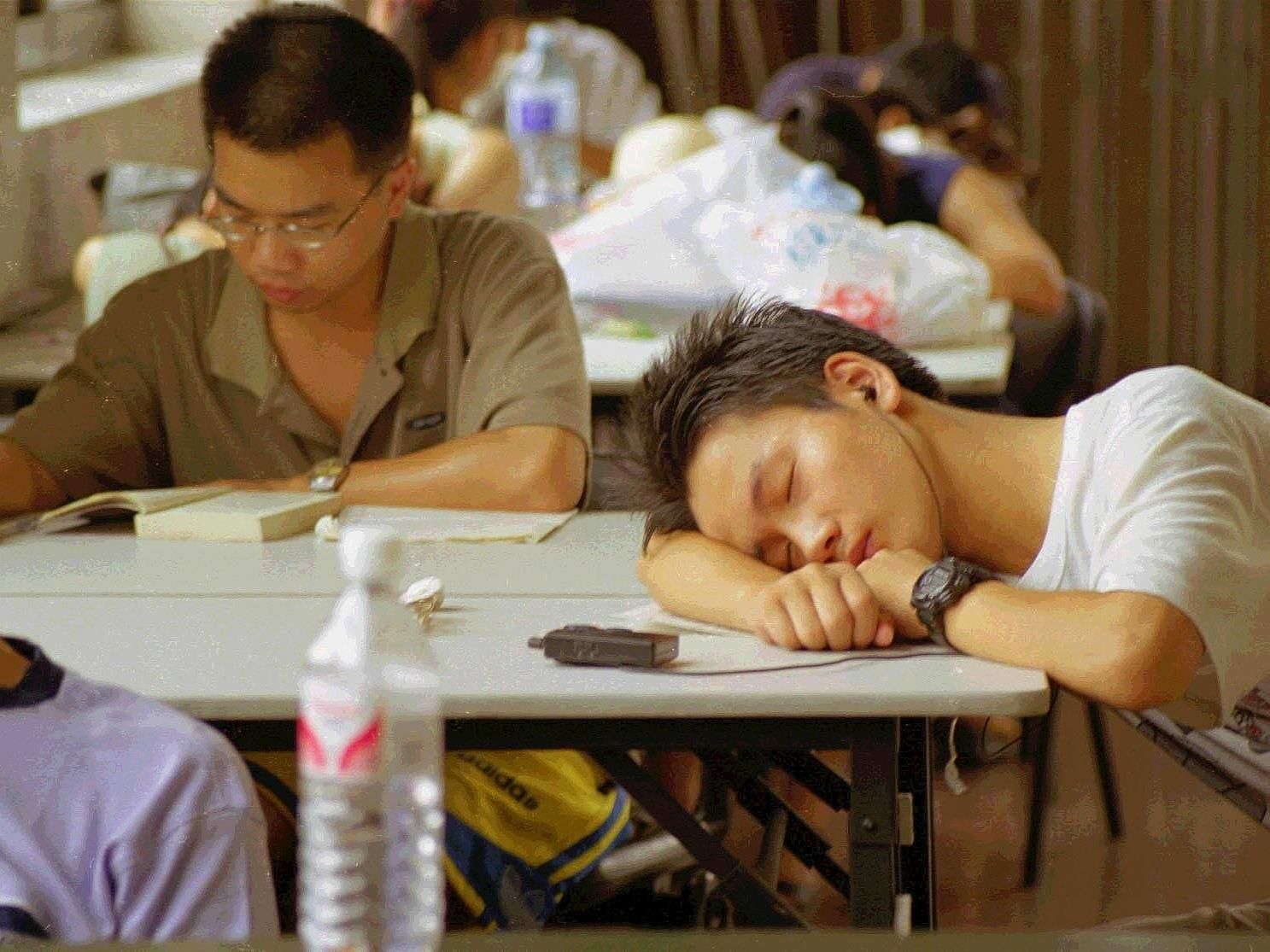 Chinese student napping_VCG1114969