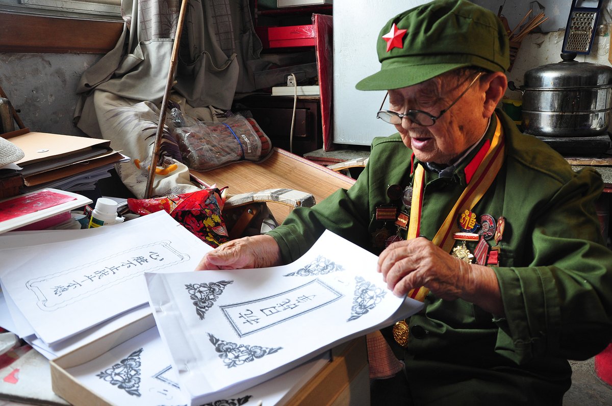 Chinese veteran works on his memoirs