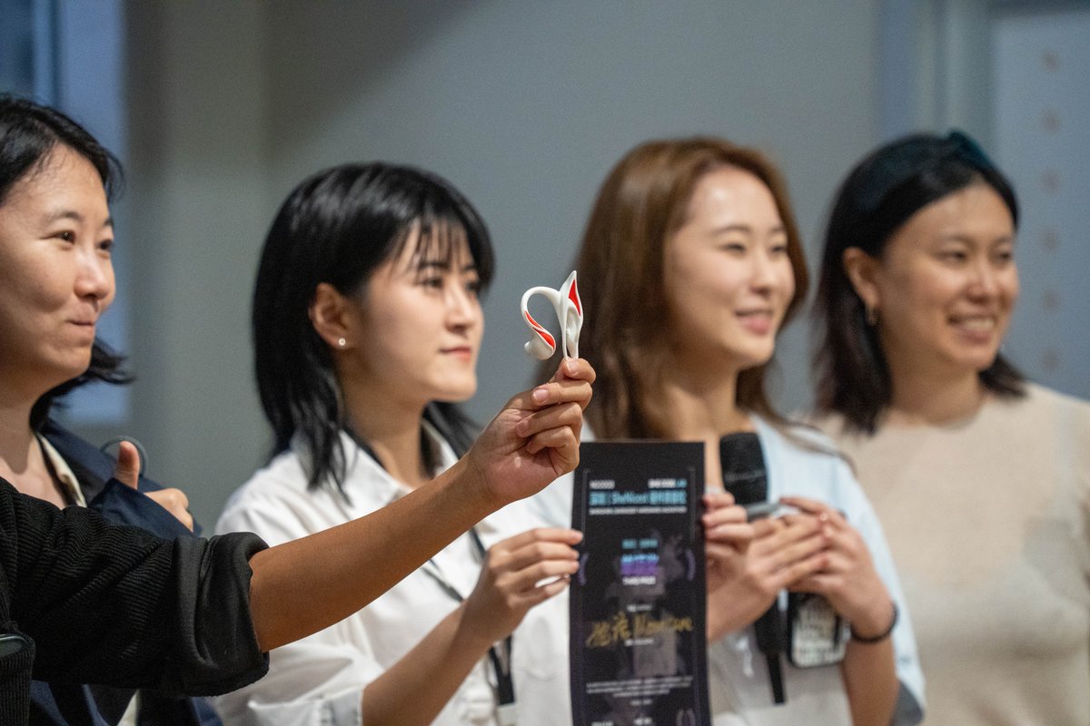 Chinese women share a newly developed product Shenzhen