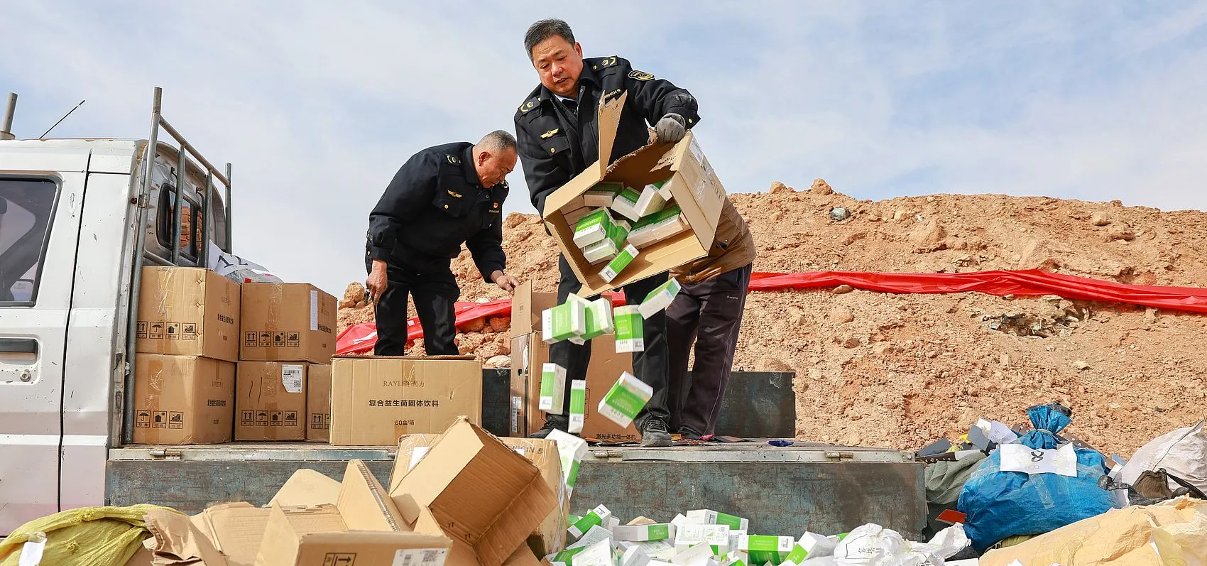 Chinese officials dumping confiscated products_VCG111554784101