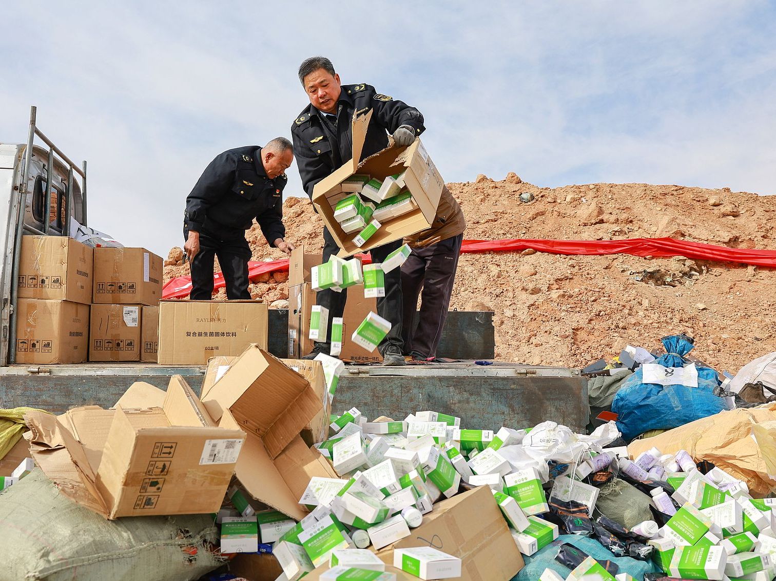 Chinese officials dumping confiscated products_VCG111554784101
