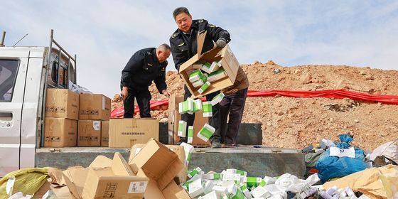 Chinese officials dumping confiscated products_VCG111554784101