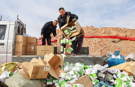 Chinese officials dumping confiscated products_VCG111554784101