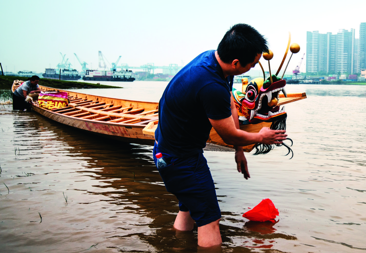 After the boat is put in the water, the figurehead is fixed to the bow, then it is turned upright